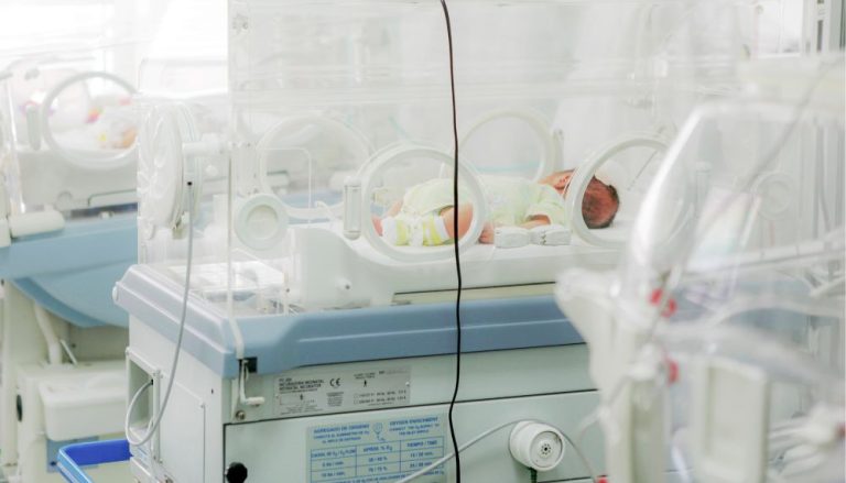 Pais impedem cirurgia de bebê com receio de “sangue vacinado”