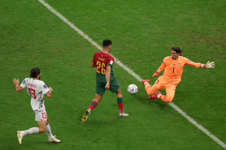Com Cristiano Ronaldo no banco, Portugal massacra Suíça e avança para quartas