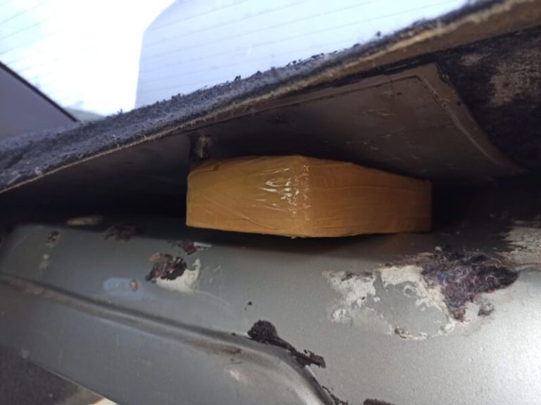 PRF apreende 10,5 kg de pasta base em porta malas de carro