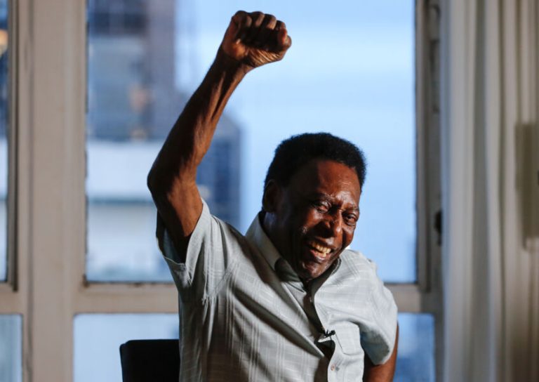 Papa Francisco diz que está rezando pela melhora de Pelé