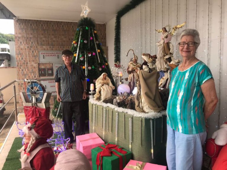 Família transforma varanda em presépio