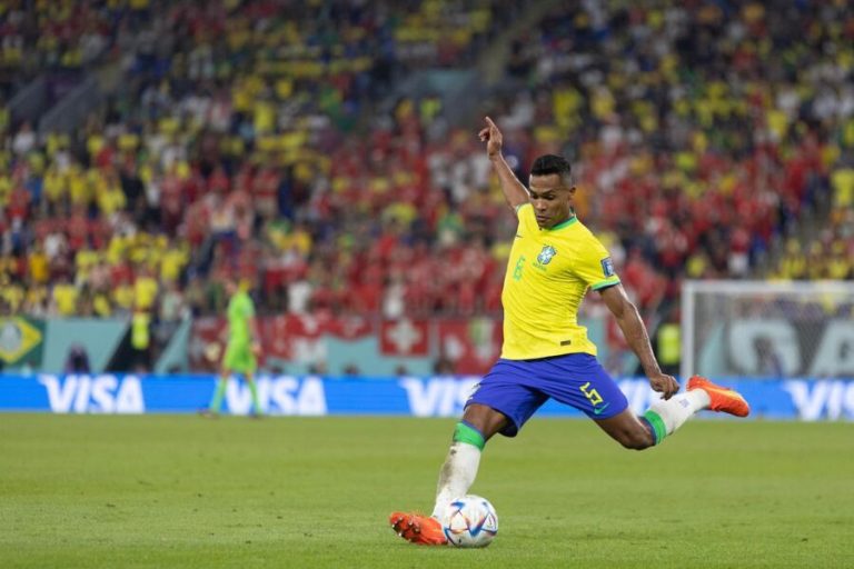 Alex Sandro deve ficar fora do jogo contra a Croácia, diz Tite