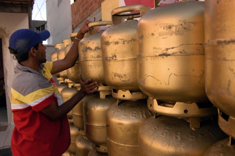 Gás de cozinha fica mais barato nas refinarias