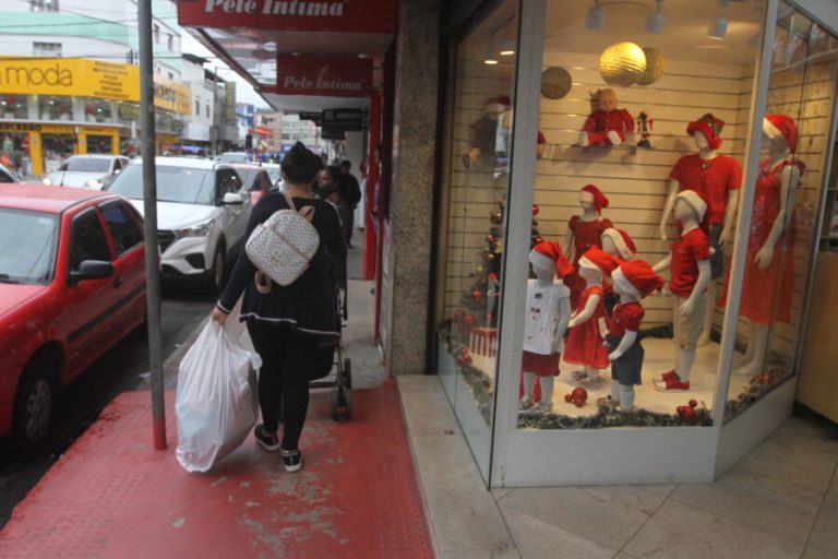 Lojas abertas aos domingos e até mais tarde para o Natal