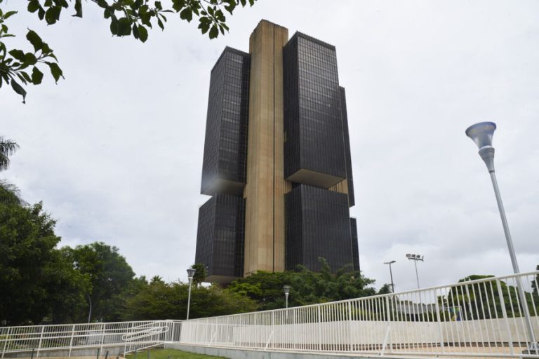 Taxa de juros mantida a 13,75% mexe com investidor