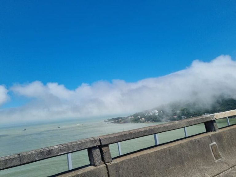 Neblina no céu de Vitória e Vila Velha chama atenção de capixabas