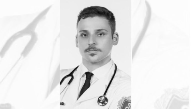 Médico recém-formado cai de sacada do 3º andar ao fazer selfie e morre