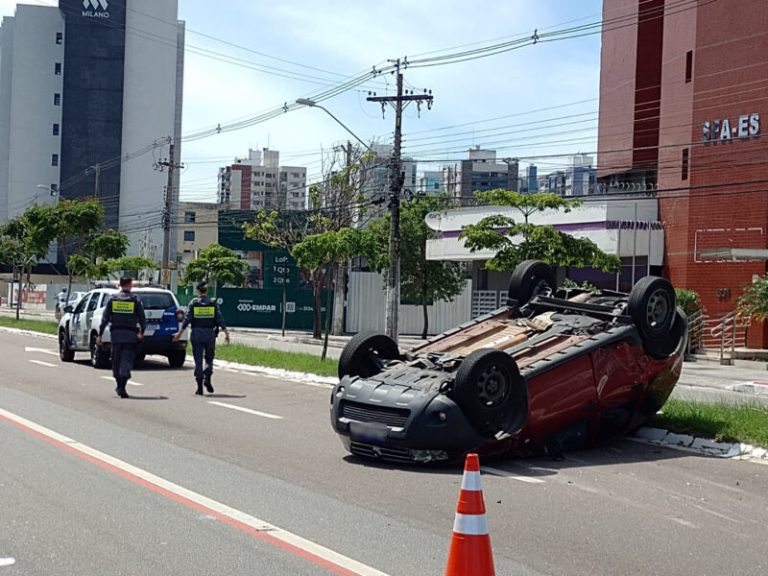 Carro capota após batida em avenida de Vitória