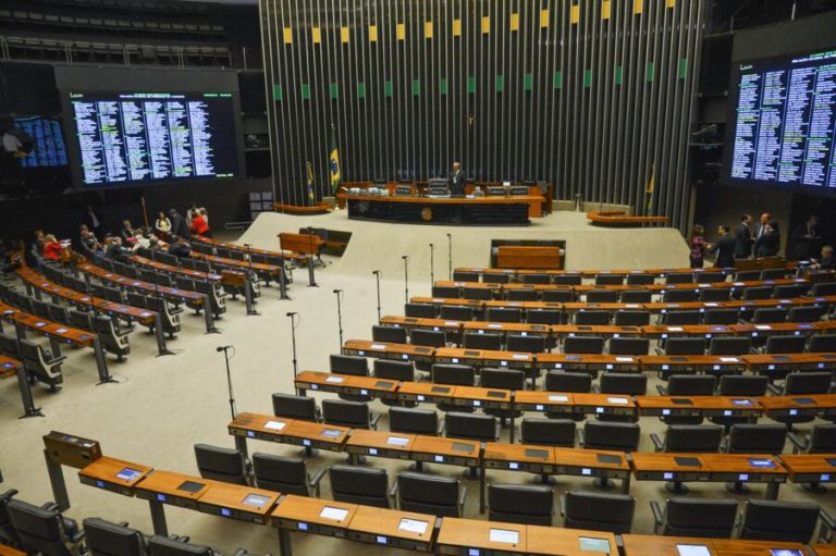 Plenário da Câmara se reúne hoje para votar PEC da Transição