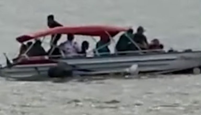 Criança desaparece em rio após acidente entre lancha e barco