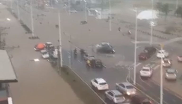 Chuva forte alaga ruas de praia no Sul do Estado
