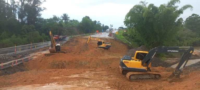 Dez piscinas cheias de pedra para recuperar rodovia