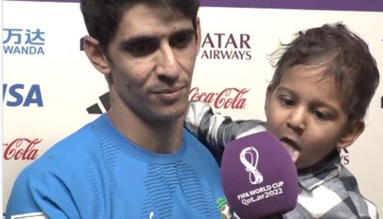 Filho do goleiro Bono confunde microfone com sorvete e o lambe