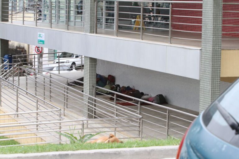 UPA vira abrigo para moradores de rua na Serra