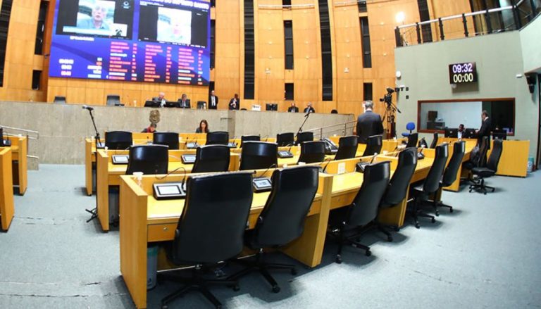 Deputados estaduais alvos de ação do STF estão impedidos de deixar o ES