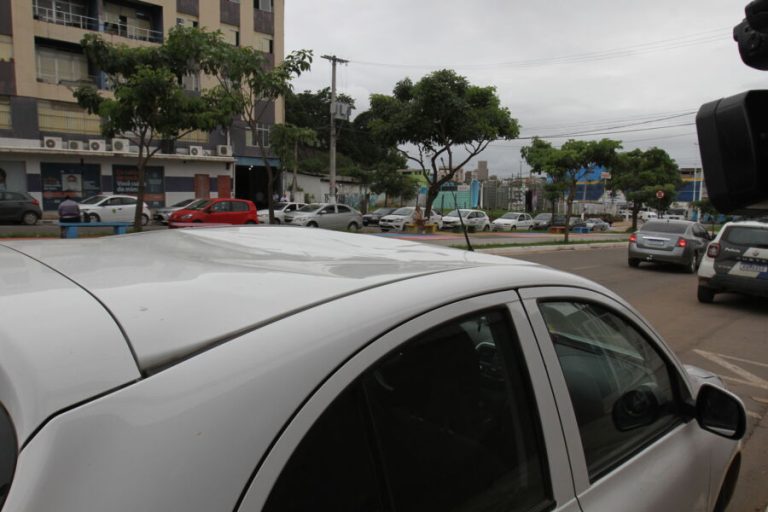Mulher tem carro invadido por militar aposentado e sofre ameaças de morte