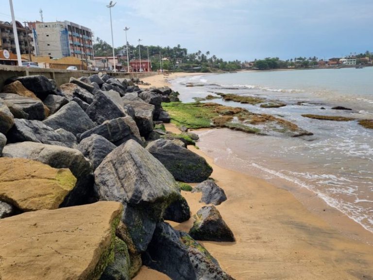 Banhistas sem acesso à praia de Meaípe no verão