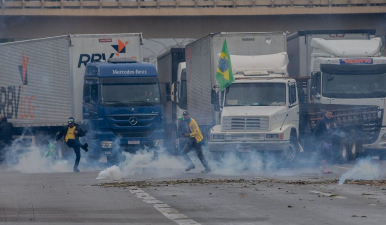 Ministro manda prender 4 e colocar tornozeleira em 2