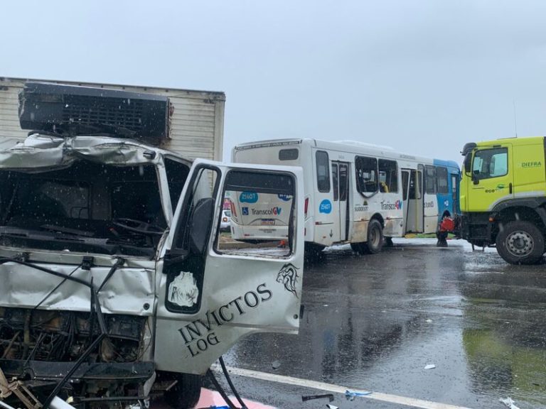 Acidente entre ônibus e caminhão deixa vítimas presas a ferragens no Contorno