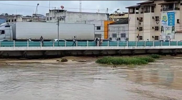 Nível de rio sobe e ponte é fechada no ES