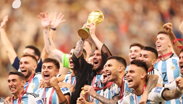 Seleção argentina desembarca em Buenos Aires com festa da torcida