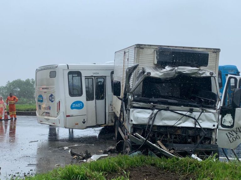 Acidente entre ônibus do Transcol e caminhão deixa 15 feridos no Contorno
