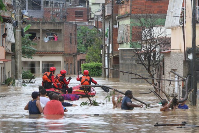 ES em alerta vermelho para chuvas fortes até o Natal