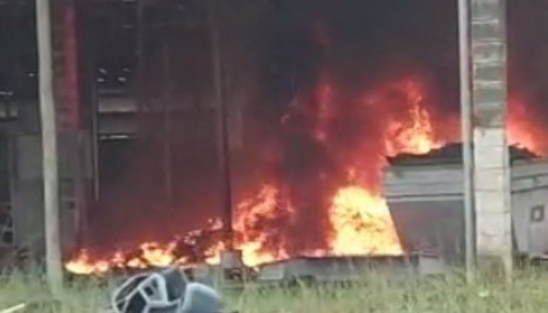 VÍDEO | Incêndio atinge galpão de viação no ES