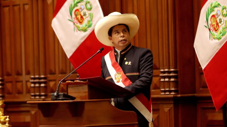 Família de Pedro Castillo se exila no México em meio a espiral de crises no Peru