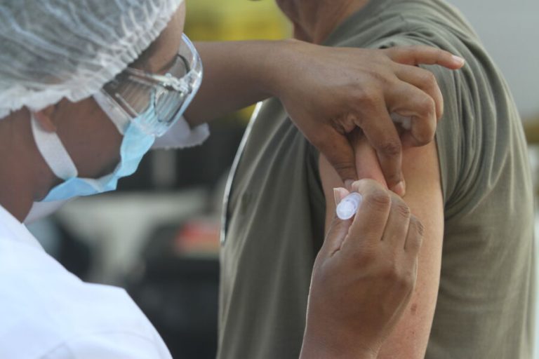 Médicos tiram dúvidas sobre vacina mais potente contra a covid-19
