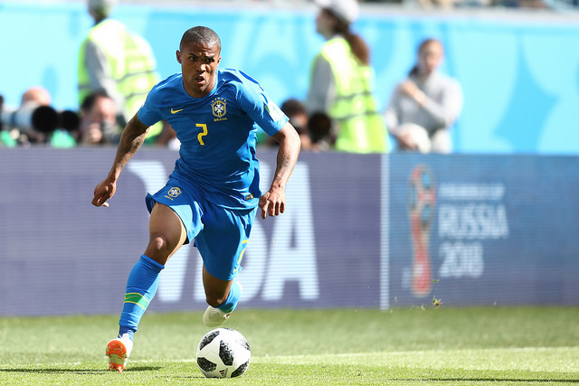 Botafogo abre negociação para contratar Douglas Costa