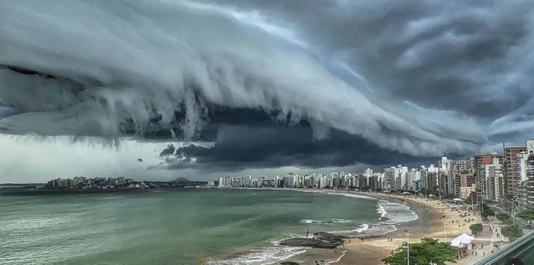 Verão começa com tempestade em Guarapari
