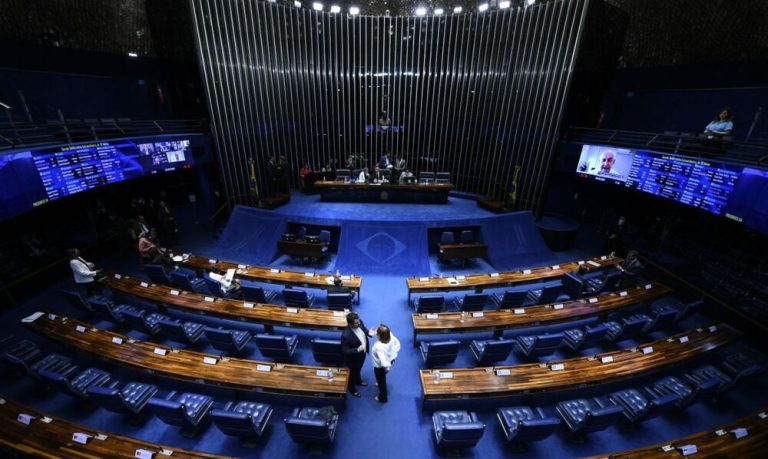 Senado aprova em 1º turno PEC que amplia teto de gastos para Bolsa Família