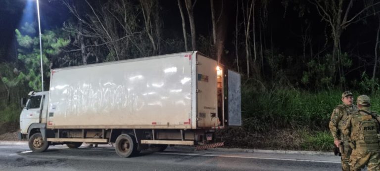 Polícia flagra mais de 30 turistas em baú de caminhão no ES
