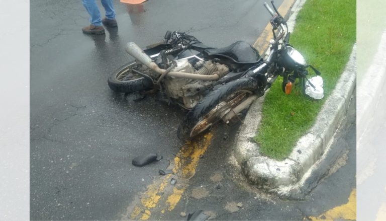 Motociclista fica ferido ao colidir com carro em bairro de Vitória