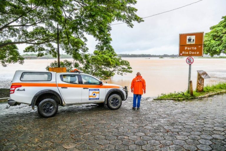 Rio Doce ultrapassa cota de inundação e famílias deixam casa no ES