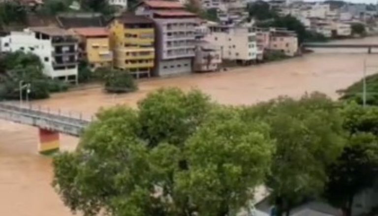 Policial se arrisca em rio para salvar mulher que pulou de ponte no ES