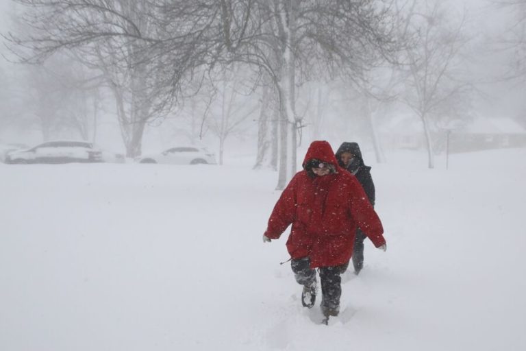 Tempestade de neve deixa mais de 20 mortos e milhares sem energia nos EUA