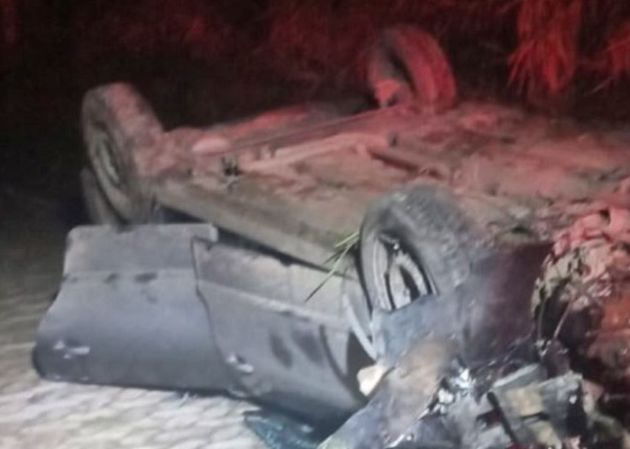 Carro capota e deixa quatro pessoas feridas em rodovia do ES