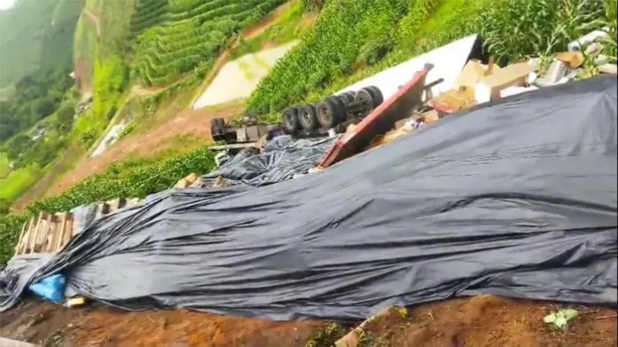 Motorista morre preso às ferragens após carreta tombar na BR-262 no ES