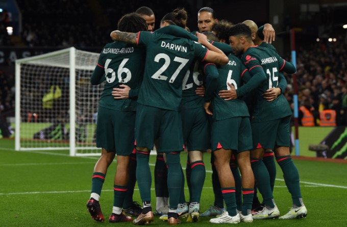 Liverpool sofre, mas derrota Aston Villa fora e reage no Campeonato Inglês