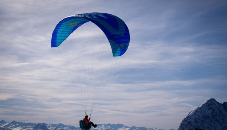 Homem morre ao cair de parapente cortado por cerol
