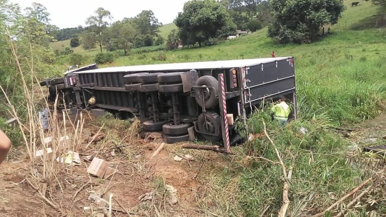 Carreta tomba na BR-101 no ES e carga de desodorante é saqueada