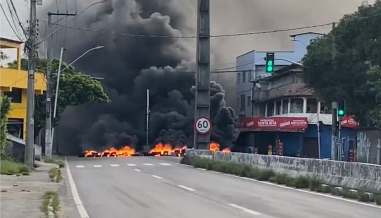 Moradores protestam após morte de adolescente que vendia churrasquinho