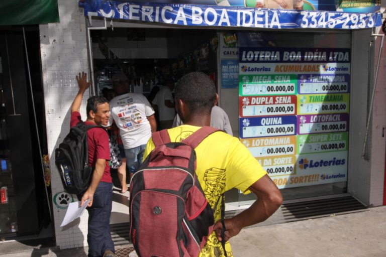 Fila para concorrer aos 500 milhões da Mega-Sena da Virada