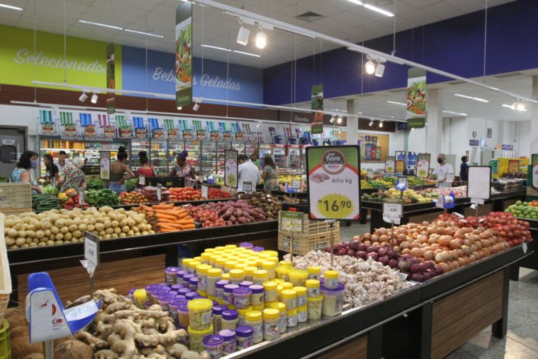 Supermercados e shoppings fecham mais cedo neste sábado. Confira os horários