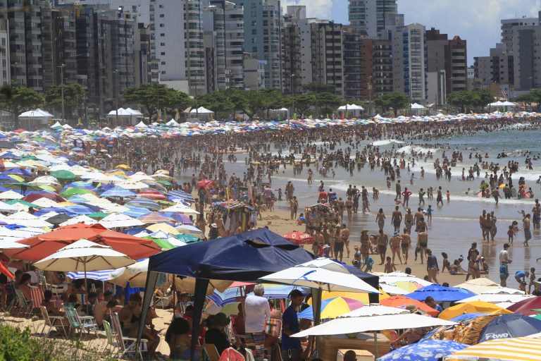 Turistas já lotam praias de Guarapari