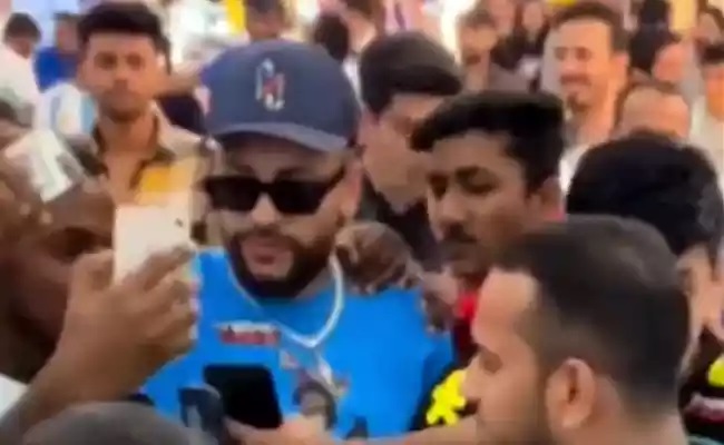 VÍDEO | Sósia de Neymar arrasta multidão e faz loja ser fechada no Catar