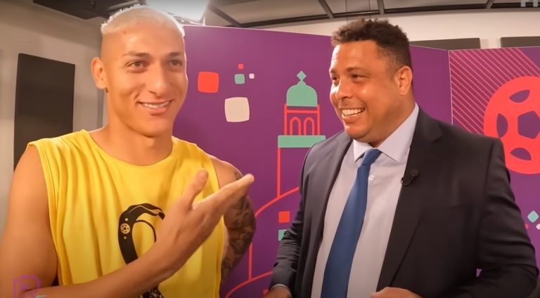 Jogador capixaba Richarlison se emociona ao encontrar Ronaldo Fenômeno