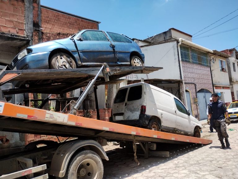 Operação Faxina: veículos abandonados são removidos em Vitória